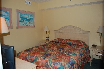 2nd bedroom w/queen