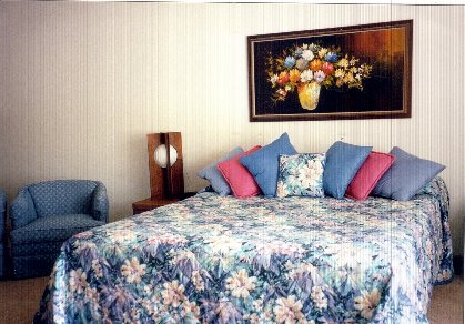 Bedroom w/King bed